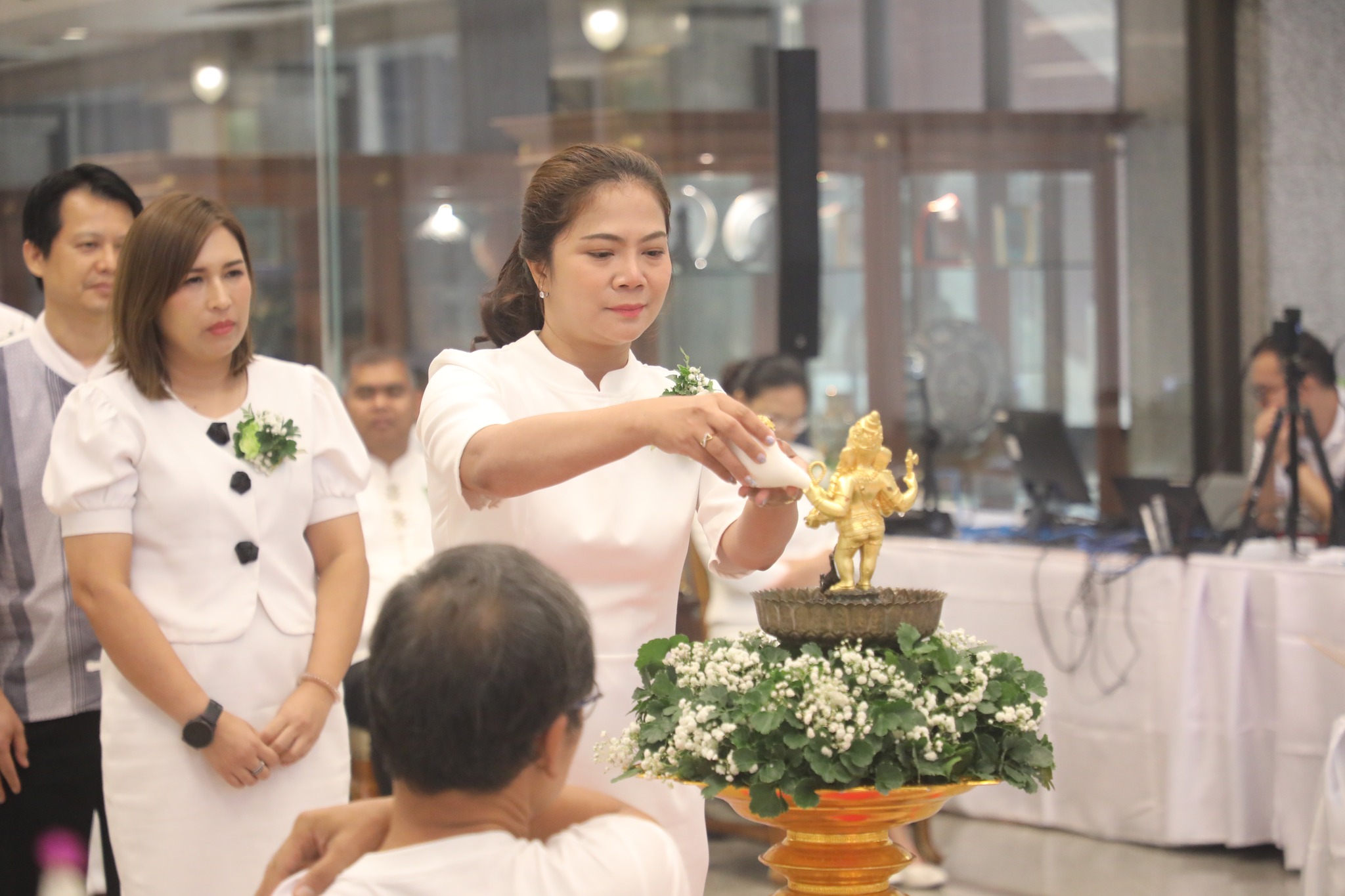 title - ปฏิรูปที่ดินจังหวัดเพชรบุรี พร้อมด้วย เจ้าหน้าที่ ส.ป.ก.เพชรบุรี ร่วมโครงการพัฒนาบุคลากรเพื่อเพิ่มประสิทธิภาพการดำเนินงานด้านศิลปหัตถกรรม กิจกรรมไหว้ครูช่าง ณ ชั้น 2 อาคารพระมิ่งขวัญ ศูนย์ส่งเสริมและพัฒนาอาชีพเสริมนอกภาคการเกษตร ตำบลช้างใหญ่ อำเภอบางไทร จังหวัดพระนครศรีอยุธยา